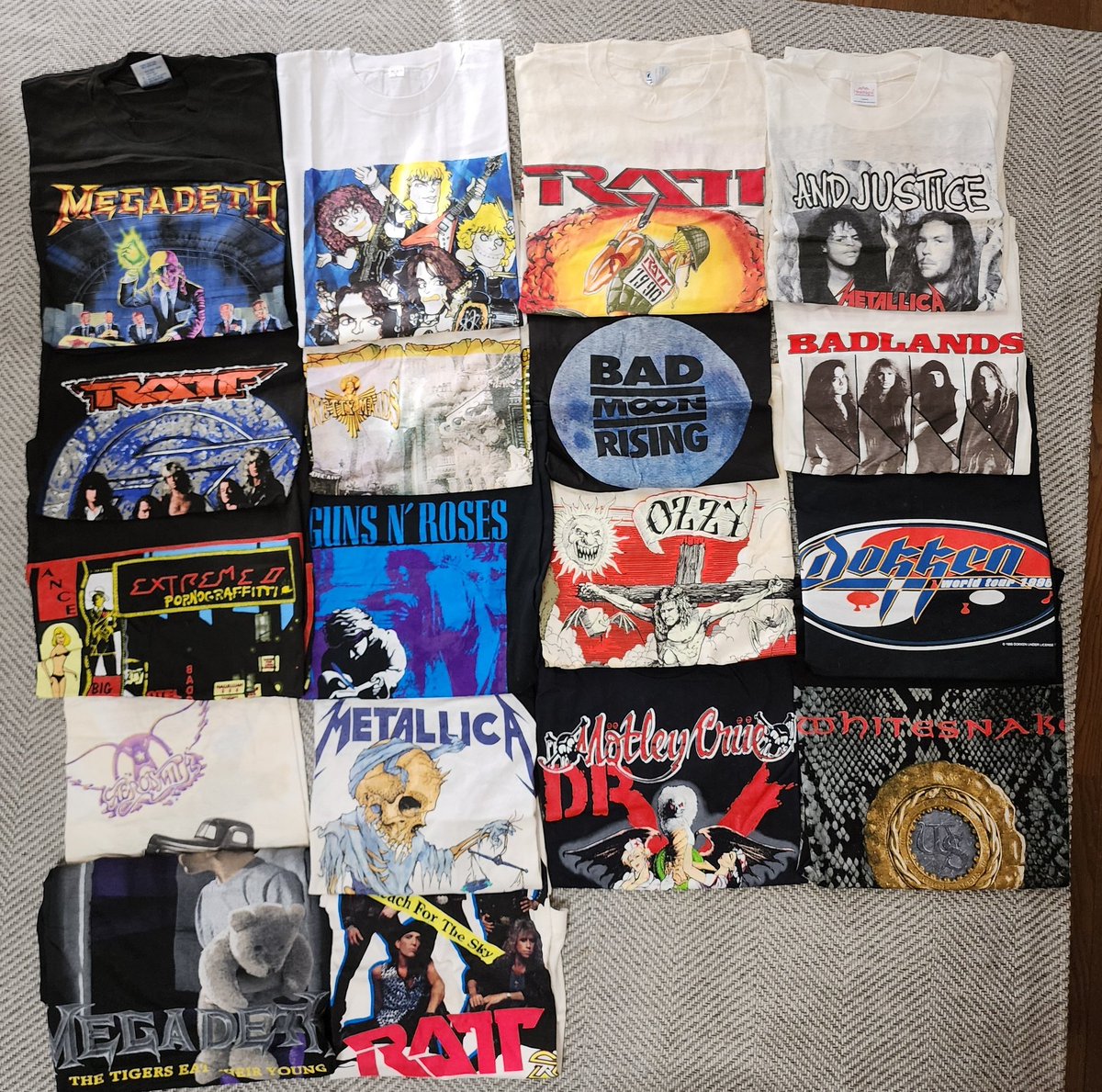 hakofugyu's tweet photo. 実家から持って帰ってきた90年代のヘビーメタルの来日公演Tシャツ。
そんなに買わなかったつもりだったけど結構あってびっくりした😆✨
懐かしい🥲✨
#MEGADETH #RATT #METALLICA
#PrettyMaids #BADMOONRISING
#OzzyOsbourne #DOKKEN #EXTREME #AEROSMITH #MötleyCrüe #WHITESNAKE
#GunsAndRoses https://t.co/njGtGvX805