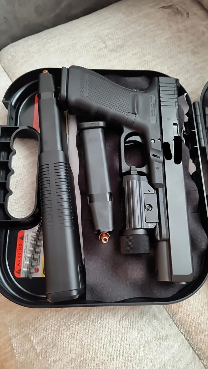 litlcmann's tweet photo. @BreakfastBullit tlr-1 clone on da glock 40 👌Didnt know they had a rifle Light, gonna grab one fs https://t.co/45RMOya24u