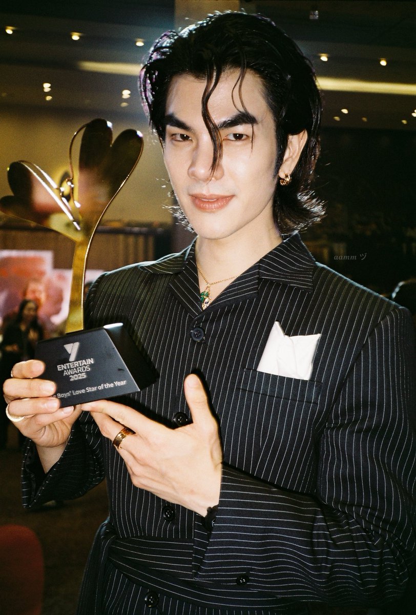 observe_watch's tweet photo. The writer design his character as a villain that need to be taught. The company act like his achievement is nothing &amp; try to hide it. Yet, he is the first one who gets acknowledgement from professionals jury &amp;  getting the first best actor award, Mile Phakphum 🤗💚✌🏻 https://t.co/7b3MmwdoRZ