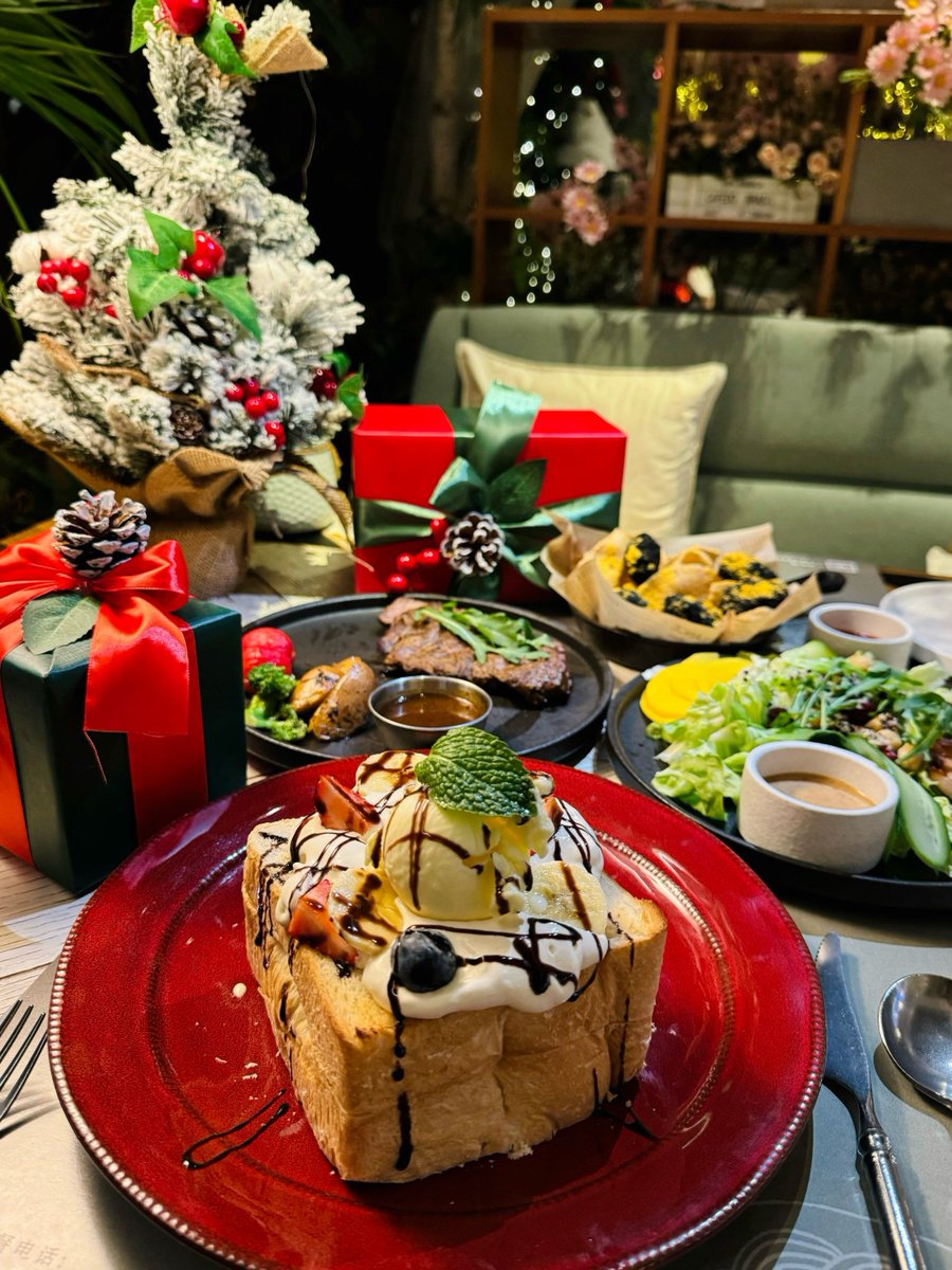 Luchado's tweet photo. [Christmas Eve feast alert! Creamy roasted turkey, buttery mashed potatoes, spiced gingerbread—your cozy holiday dinner staple is here. Tag who’s joining your table! ]， https://t.co/NV6vQVCtXp