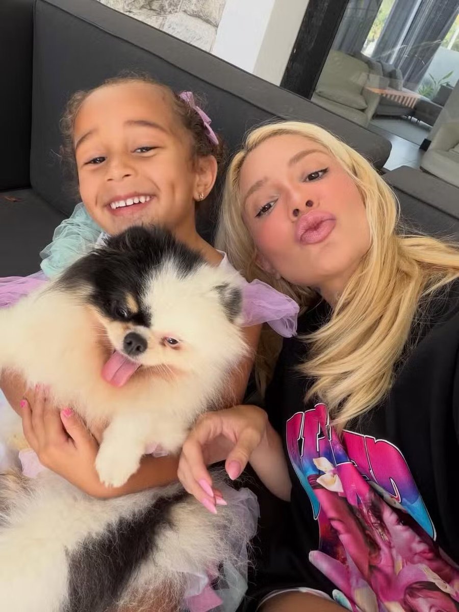 QgKarolL's tweet photo. Hoje a nossa queen completa 4 aninhos! 🥹🎂💛

Feliz aniversário, Ceci! Que você continue encantando o mundo com esse jeitinho doce, inteligente e cheio de luz. Desejamos um novo ciclo repleto de saúde, amor e muitas alegrias! @akarolinelima https://t.co/5XZraX54zN