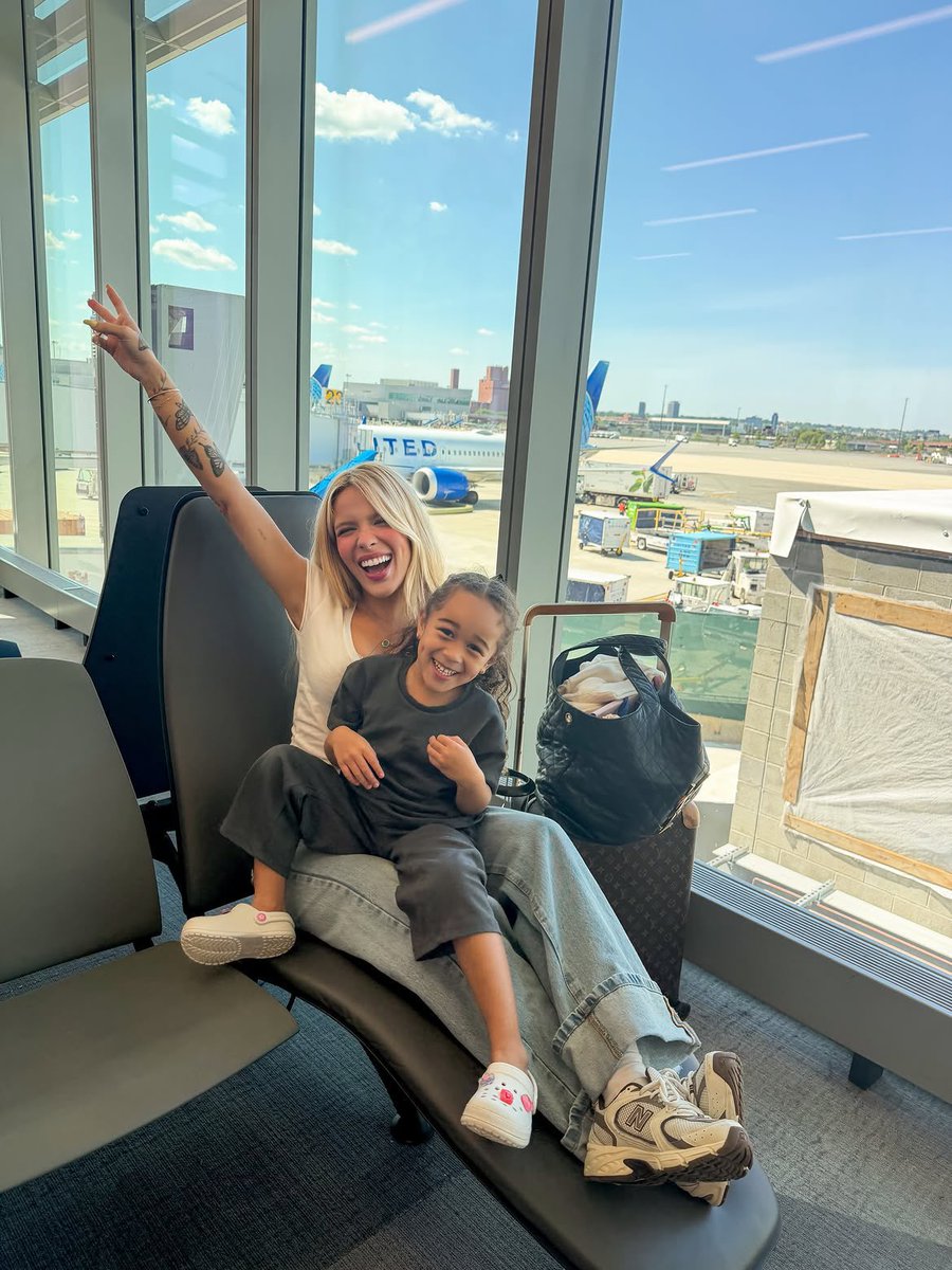 QgKarolL's tweet photo. Hoje a nossa queen completa 4 aninhos! 🥹🎂💛

Feliz aniversário, Ceci! Que você continue encantando o mundo com esse jeitinho doce, inteligente e cheio de luz. Desejamos um novo ciclo repleto de saúde, amor e muitas alegrias! @akarolinelima https://t.co/5XZraX54zN