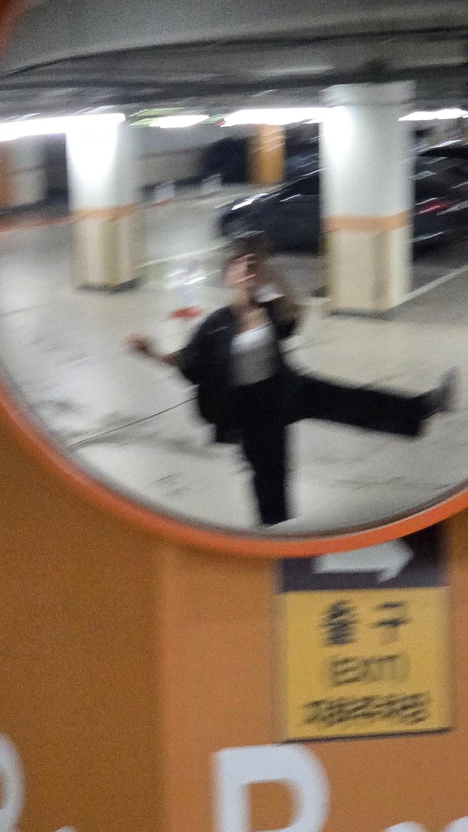 lazyyeahee's tweet photo. 이것은 최근 잘 입고 있는 바지이며 까만거 입다가 남색 추가구입했으며 쫙쫙 늘어나고 얇고 차갑고 찰랑거리고 주름 잘 안가고 기장 3가지 중에서 고를수 있고 가격좋습니다 그러나 모델핏은 절대 나오지 않습니다 후후

저는 지그재그에서 샀습니다 https://t.co/tDm68NEZcI