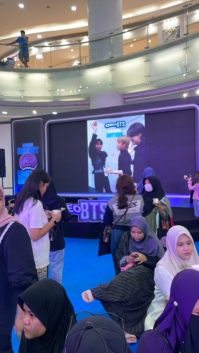 indahlarry's tweet photo. pas lagi jalan" ke Lotte Avenue eh malah nemu event collab OREO x BTS 😭💜
boothnya army-able parah, banyak spot foto dan activity seru yg syg bgt dilewatin✨
eventnya cuma sampai 12 Juli yaa, 💜
#fyp #OreoBTS #OreoBTSLotteAvenue #OreoHotteok #OREO_BTS #OREO_BTS_INDONESIA https://t.co/RAbZQwJHza