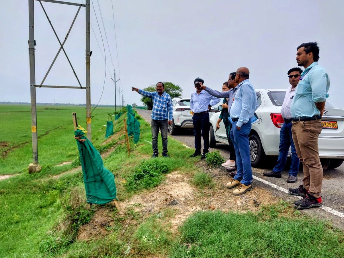 idco_odisha's tweet photo. The Chief General Manager (Land) and the Land Officer, Jagatsinghpur, visited sites under acquisition for IOCL's PDPC Project, Paradeep Plastic Park (PCPIR), and the proposed JSW Captive Jetty Project to review project progress.(1/3) https://t.co/yaHQ8ZTMh3