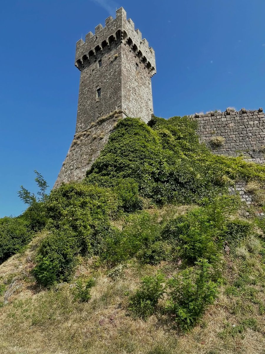 VFToscana's tweet photo. La Rocca di #Radicofani domina la #ValdOrcia dall'alto del suo colle basaltico. Questa fortezza racconta secoli di storie di #pellegrini e del leggendario Ghino di Tacco.
👉 https://t.co/NBZr9fxk6u
📸 dellannabarbara [https://t.co/hHI6fkLKDy]
🖇️ @ViaFrancigenaEU @regionetoscana https://t.co/kaisSf0QU7