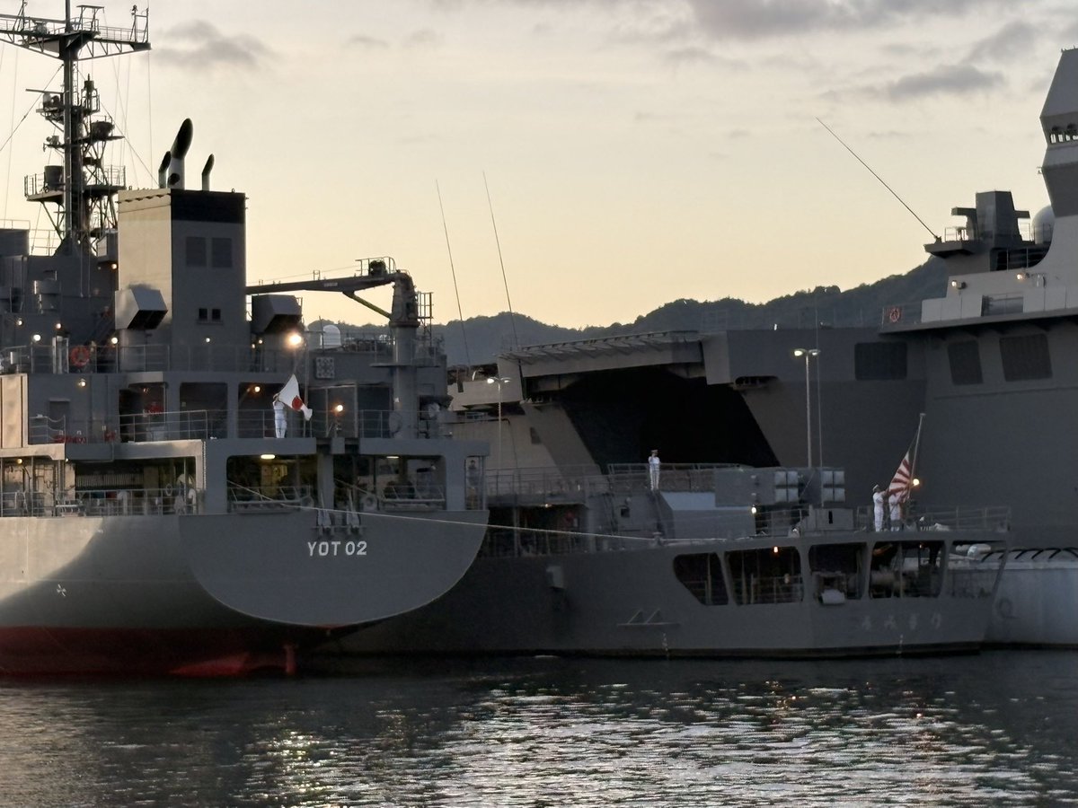 DSRV403's tweet photo. 🌙本日の #夕呉クルーズ⚓️
#護衛艦うみぎり で自衛艦旗、油送船 #YOT-02で国旗降納を見学しました🎌
私も初めて見るYOTでの降納に感動✨
皆さまにも、そのひとときをお裾分けです🇯🇵
#海上自衛隊呉地方隊
#呉湾艦船めぐり
#広島県観光 https://t.co/RMlkWAeBG8