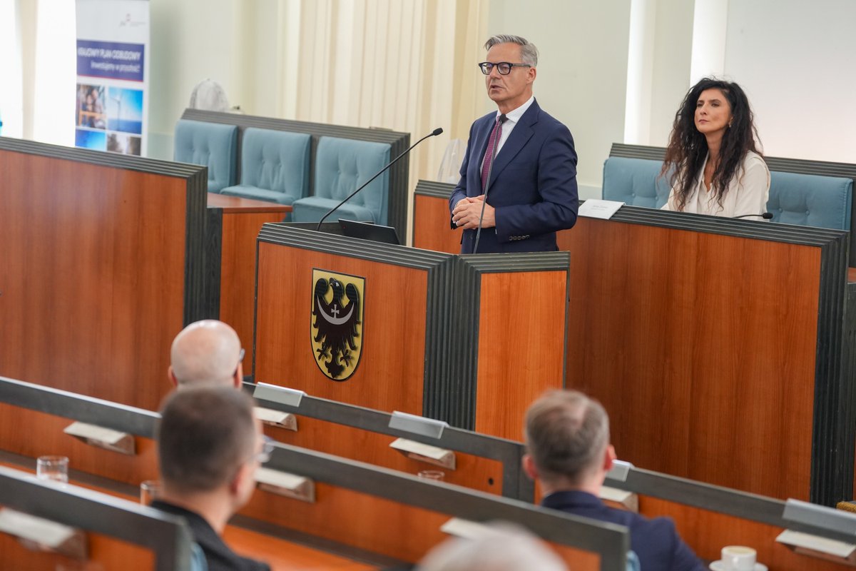 BGK_pl's tweet photo. 💬 Główny cel pożyczki z #FBiO to, aby samorządy miały natychmiast środki na finansowanie budowli ochronnych, działań w zakresie cyberbezpieczeństwa, na zabezpieczenie infrastruktury krytycznej, ale też na infrastrukturę, która będzie nieco droższa i jest związana z potrzebami wojskowymi, jak specjalne drogi, mosty – powiedział Mirosław Czekaj, prezes BGK podczas spotkania z dolnośląskimi samorządowcami i przedsiębiorcami nt. Funduszu Bezpieczeństwa i Obronności.
#KPO #KorzyściDlaCiebie #NextGenerationEU #FunduszeUE #MFGOVPL
@MF_GOV_PL