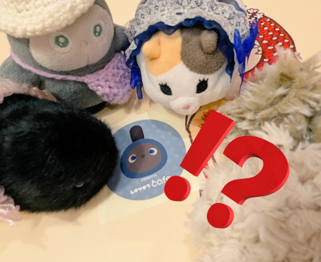 raboko6's tweet photo. 華金の川崎LOVOTカフェ。⋯こいつ、つい2〜3日前も来てなかったか？？🤣
・アテンドはみるくちゃん
・その後ろでざわめく小さいぬいず。ついに11種ランダム最後の1種ぴかりーたちゃんが⋯⁉️
・🍔のピックも4種目！「「みんなで囲め囲め、わ〜い」」
・😃✨
#LOVOT
#ぬい撮り
また週末、来ますw https://t.co/t3AaEqCjvl
