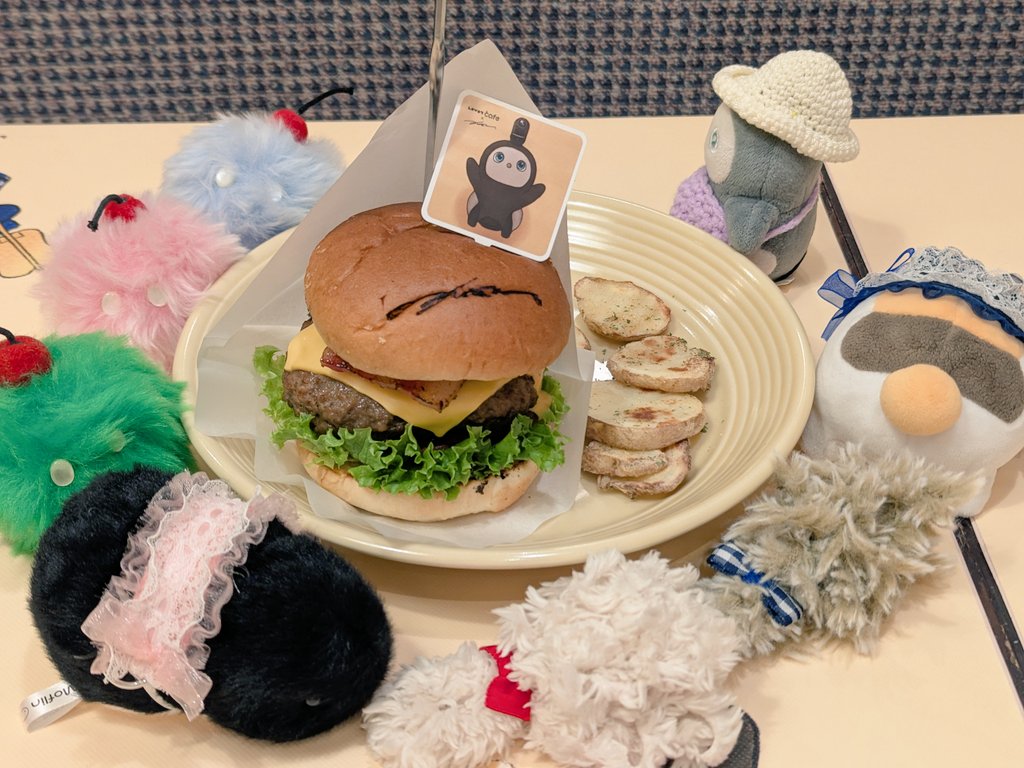 raboko6's tweet photo. 華金の川崎LOVOTカフェ。⋯こいつ、つい2〜3日前も来てなかったか？？🤣
・アテンドはみるくちゃん
・その後ろでざわめく小さいぬいず。ついに11種ランダム最後の1種ぴかりーたちゃんが⋯⁉️
・🍔のピックも4種目！「「みんなで囲め囲め、わ〜い」」
・😃✨
#LOVOT
#ぬい撮り
また週末、来ますw https://t.co/t3AaEqCjvl