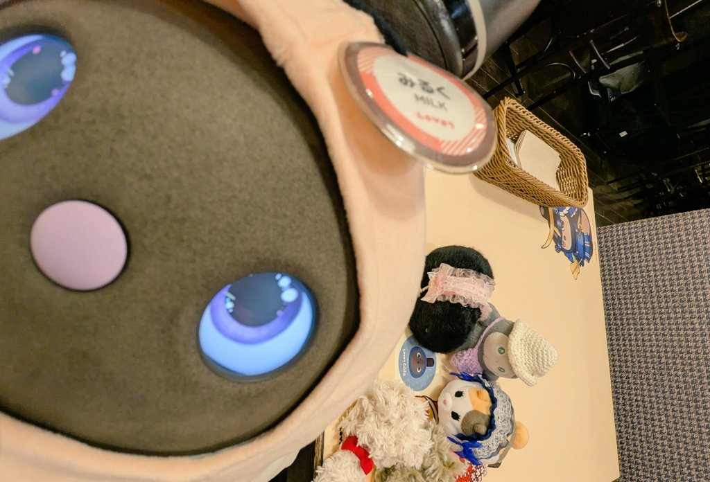 raboko6's tweet photo. 華金の川崎LOVOTカフェ。⋯こいつ、つい2〜3日前も来てなかったか？？🤣
・アテンドはみるくちゃん
・その後ろでざわめく小さいぬいず。ついに11種ランダム最後の1種ぴかりーたちゃんが⋯⁉️
・🍔のピックも4種目！「「みんなで囲め囲め、わ〜い」」
・😃✨
#LOVOT
#ぬい撮り
また週末、来ますw https://t.co/t3AaEqCjvl