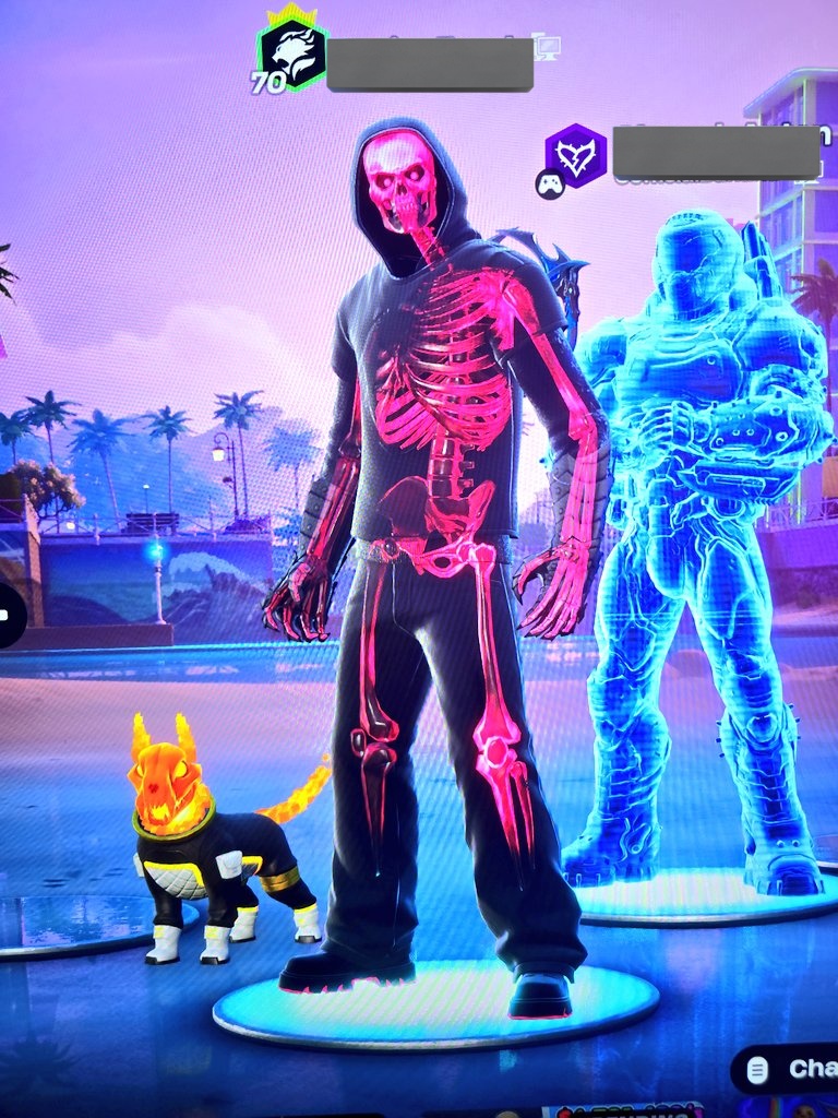 kevin_ceka's tweet photo. @FortniteStatus Hey Fortnite, the ESDEEKID Skin is bugged; the flames don't appear sometimes. https://t.co/msd53m8RbZ