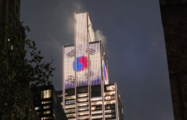 babybluecream's tweet photo. 뉴욕 맨해튼 소재 JP모건 사옥 상층부에 태극기 / 사진=SK하이닉스 https://t.co/AfvXSW6zwD