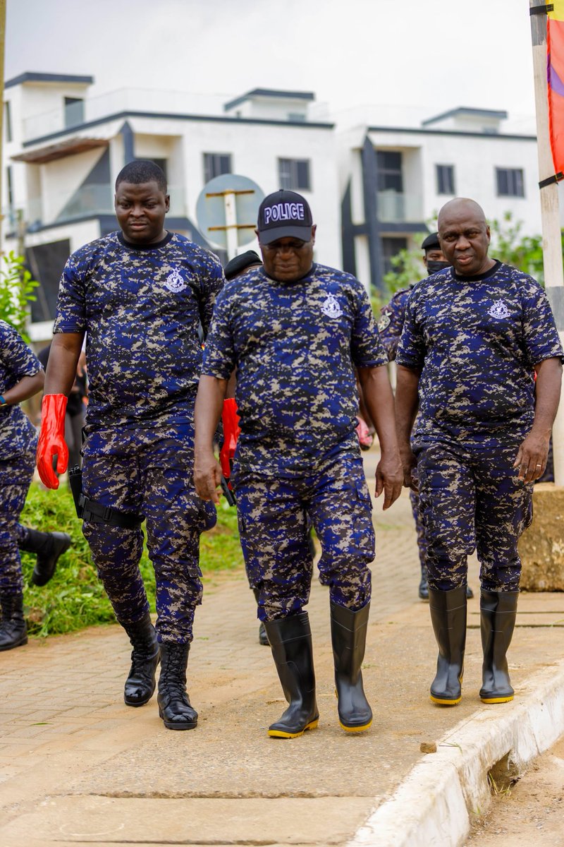 GhPoliceService's tweet photo. 2 DAYS NATIONAL CLEANING EXERCISE 

The Inspector-General of Police, together with officers of the Ghana Police Service, today join citizens across the country in a nationwide cleanup exercise aimed at promoting environmental sanitation and public health. https://t.co/HhEZY71vIT