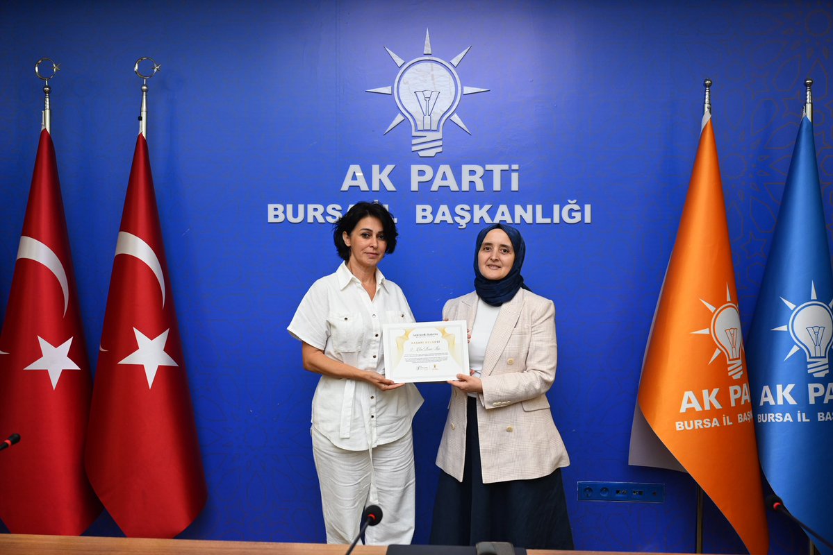 akkadingemlik's tweet photo. Genel Merkezimiz tarafından düzenlenen Kadın Liderlik Akademisi Münazara Kulübü eğitim programını,verimli bir eğitim sürecinin ardından başarıyla tamamlayan İlçe Yönetim Kurulu Üyelerimiz Ebru Deniz İşçi,Ümmühan Ülkü ve Hacer Cankurt katılım belgelerini almaya hak kazanmıştır. https://t.co/smO3cm6A4Z