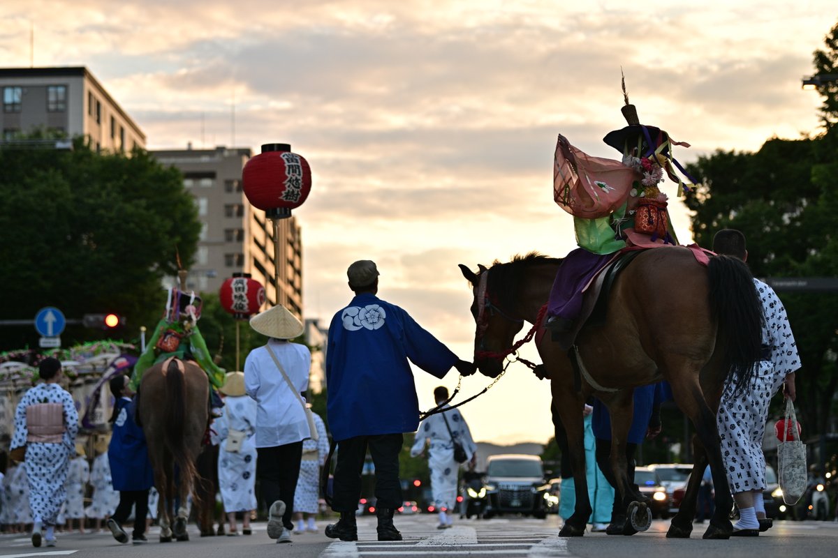 kyotocitykoho's tweet photo. 祇園祭「お迎提灯行列」が行われました🏮

華やかな提灯の灯りと祇園囃子による「お迎提灯行列」を📷
京都市役所前では、子どもたちによる「さぎ踊」などが披露されました。
（広報担当撮影） https://t.co/zM67ohRs2u