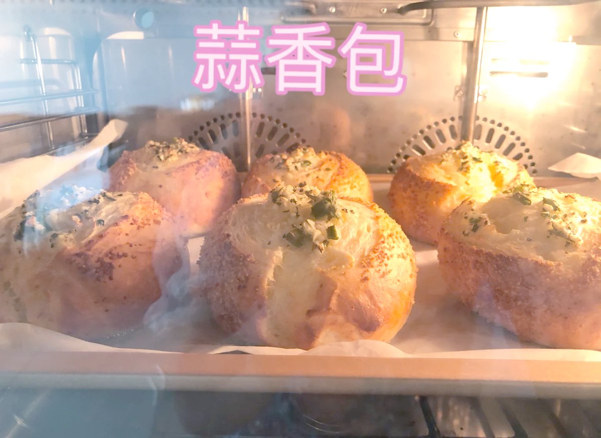 JamesMoore50588's tweet photo. Just popped the oven timer for 15 mins u0026 the scent of homemade garlic bread is filling the kitchen—weeknight win unlocked ， https://t.co/41p3i3yXyK