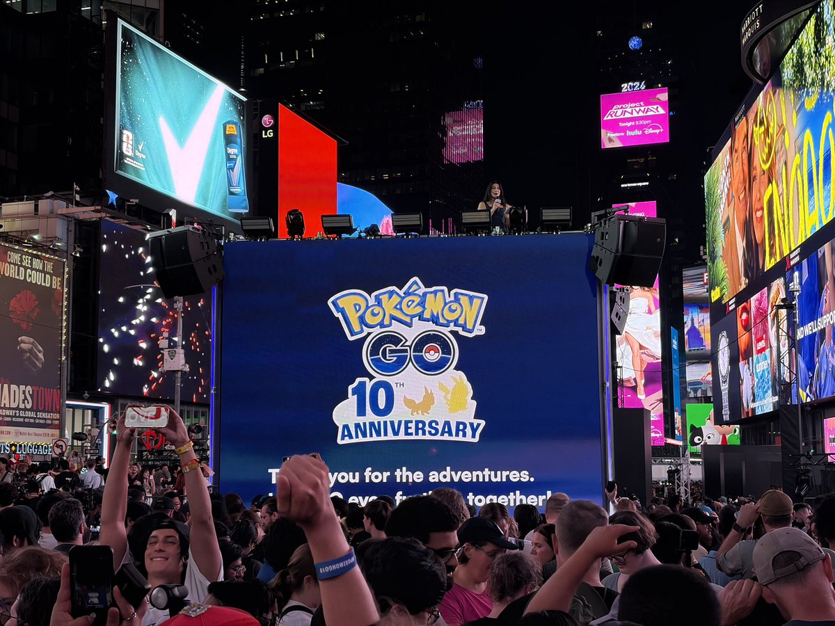 AlfaBetaJuega's tweet photo. Así la lio la gente de @PokemonGoApp ayer en Times Square 😱

Tuvimos la suerte de formar parte de una raid para conseguir a Mega Mewtwo Y, que se adueñó de TODOS los carteles iluminados de Times Square. Simplemente brutal 🥵 https://t.co/A9Qqcp8umG