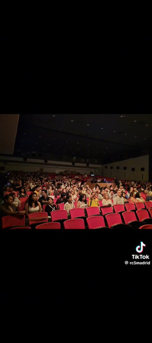 leparechi's tweet photo. @lahistoriaec El nuevo fracaso de la organización criminal #correista el "videito del influjo" psíquico no convocó a más 80-100 personas en una sala para 400, la mayoría son inmigrantes tira piedra. 
#CorreismoNuncaMas https://t.co/RujiN3Nj8J