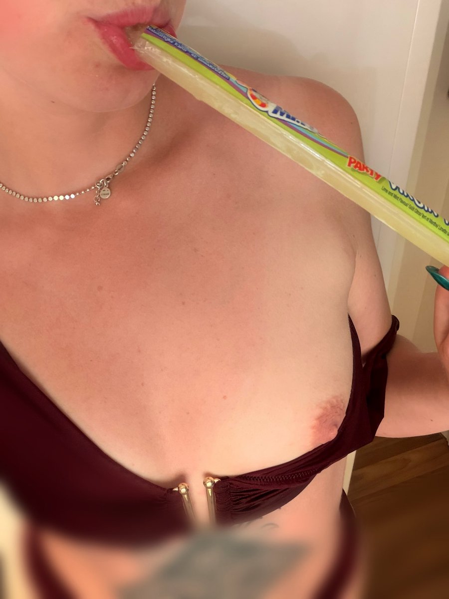pauepaue0's tweet photo. Comment survivre à la chaleur ! 
1. Se dénuder 
2. Manger des misterfreeze (et pas que) 😈 

#vendrediseins #vendredisein https://t.co/EzxWIEjMVZ