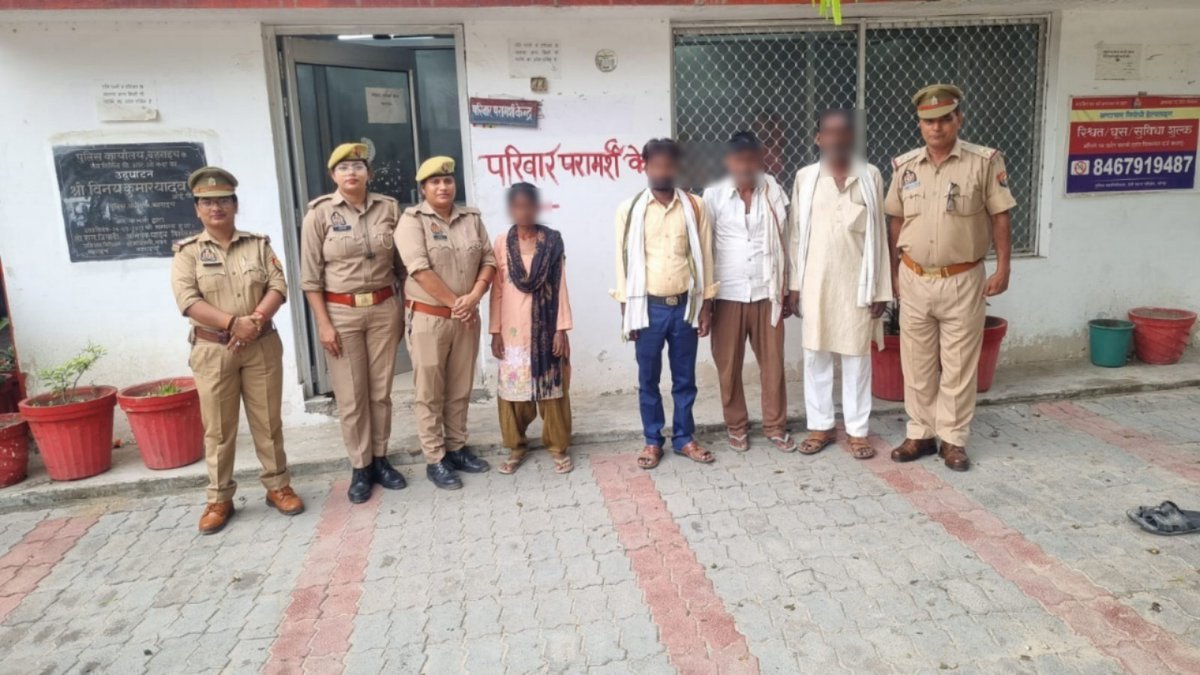bahraichpolice's tweet photo. #SPBahraich के कुशल निर्देशन में,  सामाजिक रिश्तों को बचाने हेतु किये जा रहे प्रयासों के क्रम में पुलिस कार्यालय स्थित ‘परिवार परामर्श केन्द्र’ द्वारा आपसी परिवारिक विवाद को समाप्त कराकर 02 परिवारों में सुलह कराते हुए परिवारों को टूटने से बचाया।     #UPPolice https://t.co/GWRQAELwom