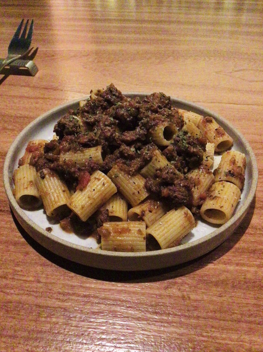 bacanal14's tweet photo. 蝦夷鹿のボロネーゼ リガトーニ、バターチキンカレーも食べた。ここの食事系を食べてみたかった。想像通りすごく美味しかったー。蝦夷鹿、牛肉よりあっさりしていて、少しかために茹でられたリガトーニも美味。カレーはまろやかで、辛さやさしめ。チキンたくさん入っていて美味しい。 https://t.co/VAy7fHmOco