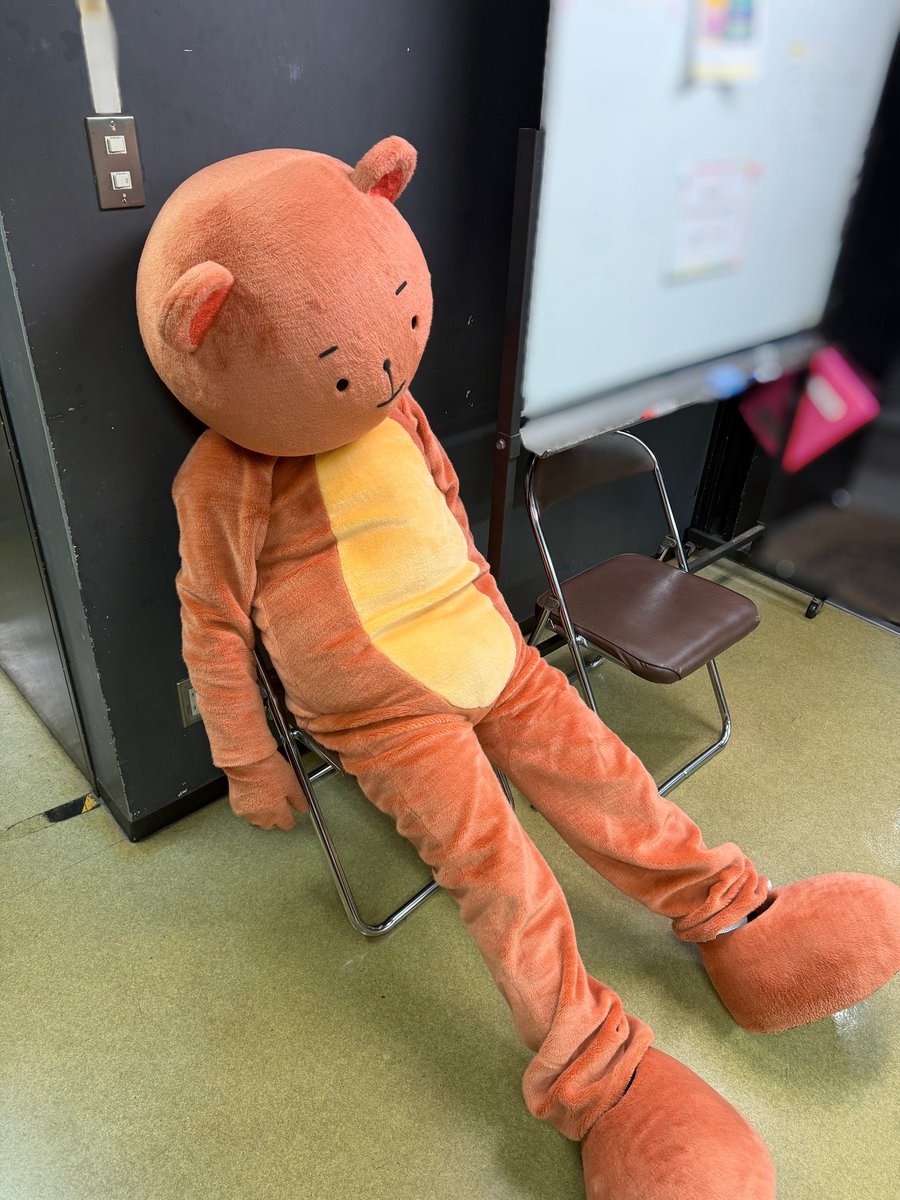 shoichiro_omi's tweet photo. 舞台「うらみちお兄さん」3日目
ご来場ありがとうございました！

今日暑かったよね。
絶対みんな
「急に夏来たよね？！」
「こんなに暑いと思わなくて長袖で来ちゃった〜！」
「いや会場内絶対寒いからアンタが正解」
「わかんの〜！」
って会話したんでしょ。

知らんけど(￣(工)￣)

#舞台うらみち https://t.co/eXUPNCM8Nh
