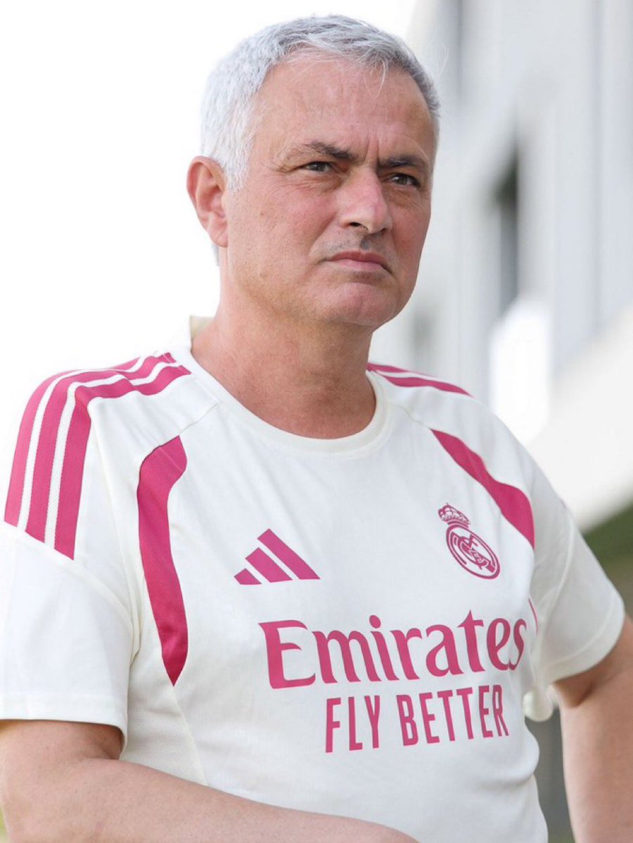 pablonost's tweet photo. 16 años han pasado entre ambas fotografías.

Ha sido eterna la espera, parecía que nunca veríamos la segunda imagen, pero ya está aquí. Ya estamos todos aquí.

Adelante, Mou. https://t.co/VBbKn6HuwY