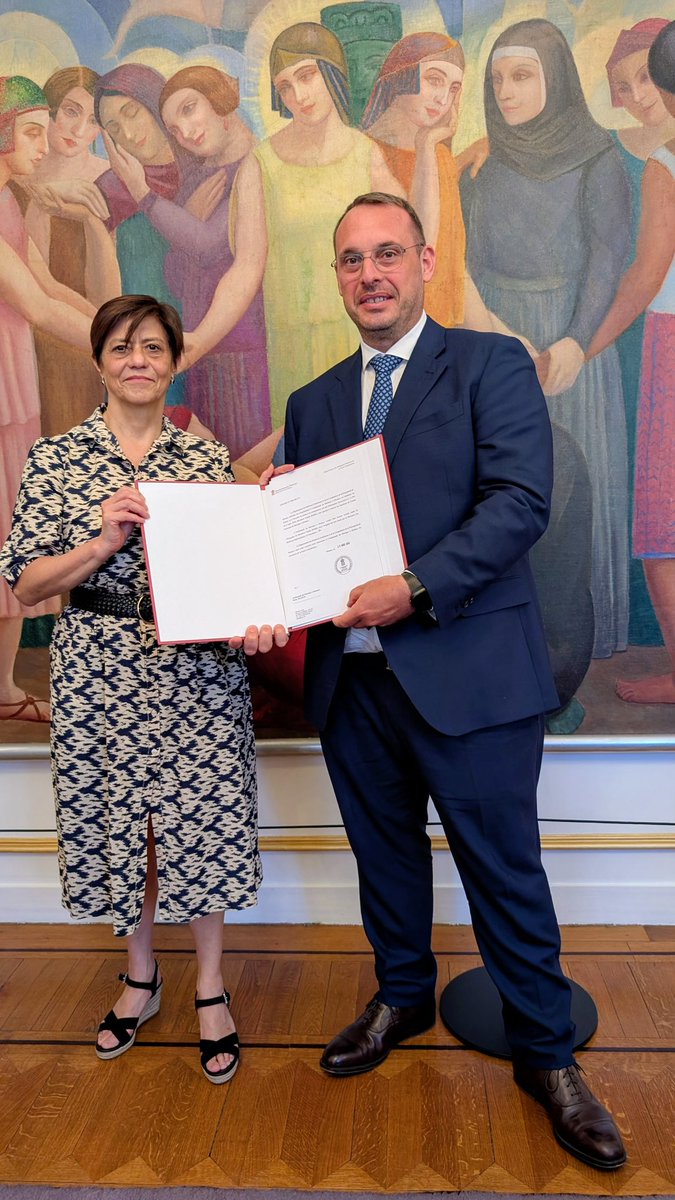 EmbaMexFra's tweet photo. La Embajadora  @bjc_agua, hizo entrega de los símbolos que acreditan al Sr. Claude Boeri como Cónsul Honorario de México en Mónaco. Tenemos el compromiso de seguir fortaleciendo la presencia de México en el Principado y de brindar atención y acompañamiento a nuestra comunidad 🇲🇽. https://t.co/KGqFcFPAVo