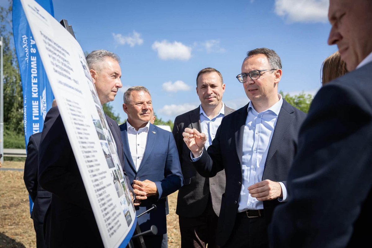 PawelGancarz's tweet photo. W Oławie, z udziałem Ministra @DariuszKlimczak @MI_GOV_PL ogłoszono kolejny etap programu @PKP_PLK_SA, który poprawi bezpieczeństwo na skrzyżowaniach kolejowo-drogowych poprzez budowę wiaduktów lub tuneli. Inwestycje powstaną również na @Dolny_Slask! https://t.co/AMZ7HNM8yV