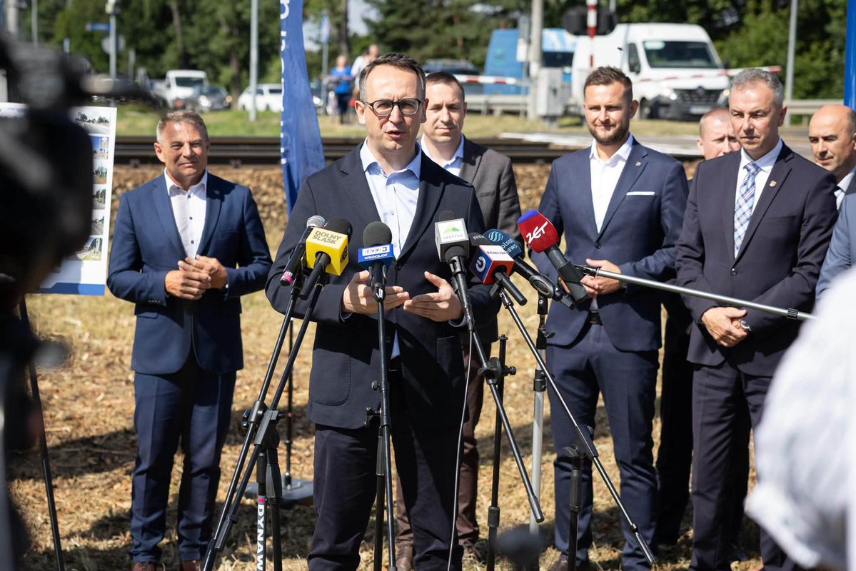 PawelGancarz's tweet photo. W Oławie, z udziałem Ministra @DariuszKlimczak @MI_GOV_PL ogłoszono kolejny etap programu @PKP_PLK_SA, który poprawi bezpieczeństwo na skrzyżowaniach kolejowo-drogowych poprzez budowę wiaduktów lub tuneli. Inwestycje powstaną również na @Dolny_Slask! https://t.co/AMZ7HNM8yV