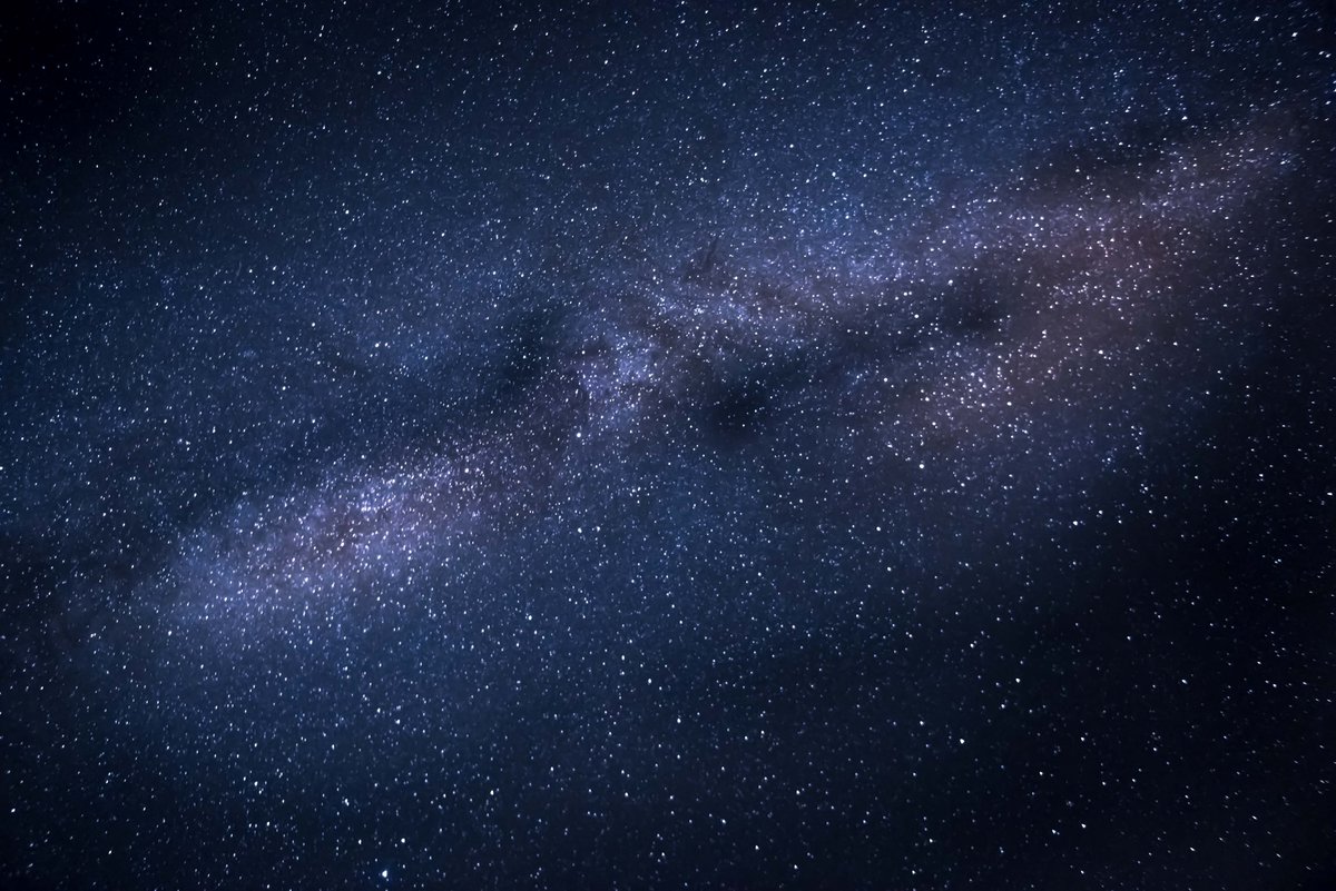 BarlasStephen's tweet photo. İŞTE SİZE İLGİNÇ BİR BİLGİ:

🌌 Geceleri gökyüzüne baktığında, aynı anda farklı zamanlara bakarsın.

Ay'ı 1,3 saniye önceki, Güneş'i 8 dakika önceki, bazı yıldızları ise binlerce yıl önceki hâliyle görürsün. https://t.co/LArwjxVbHK
