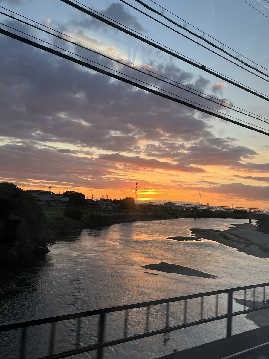 michill2525's tweet photo. 「考えるな感じろ」

4.5年前ここで見た魔法の言葉
あれもこれも
いったん置いといて
週末楽しく過ごそうね
今週もお疲れさま https://t.co/Uq3ZPZWHtY