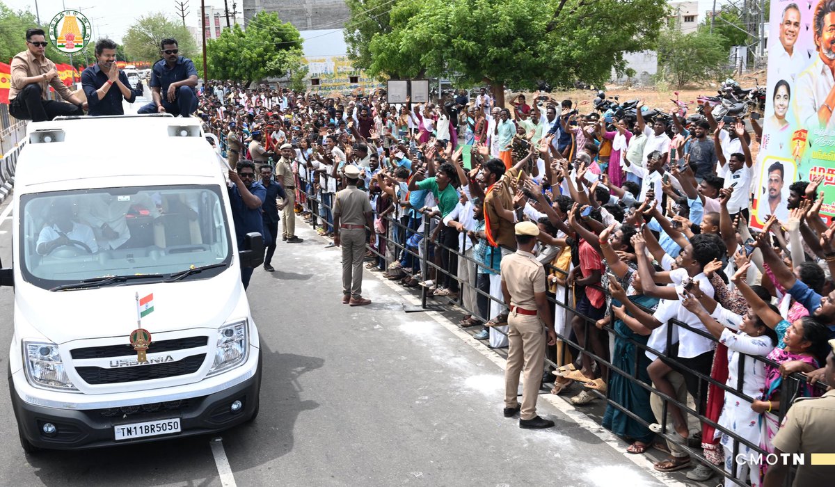 CMOTamilnadu's tweet photo. மாண்புமிகு தமிழ்நாடு முதலமைச்சர் திரு.ச.ஜோசப் விஜய் அவர்கள் இன்று (10.7.2026) கரூர் மாநகரில் வாகனத்தில் சாலை வலம் (Road Show) மேற்கொண்டபோது, பெருந்திரளான பொதுமக்கள் உற்சாக வரவேற்பு அளித்தனர்.
#CMJosephVijay‌ https://t.co/vqgYFhLcmz