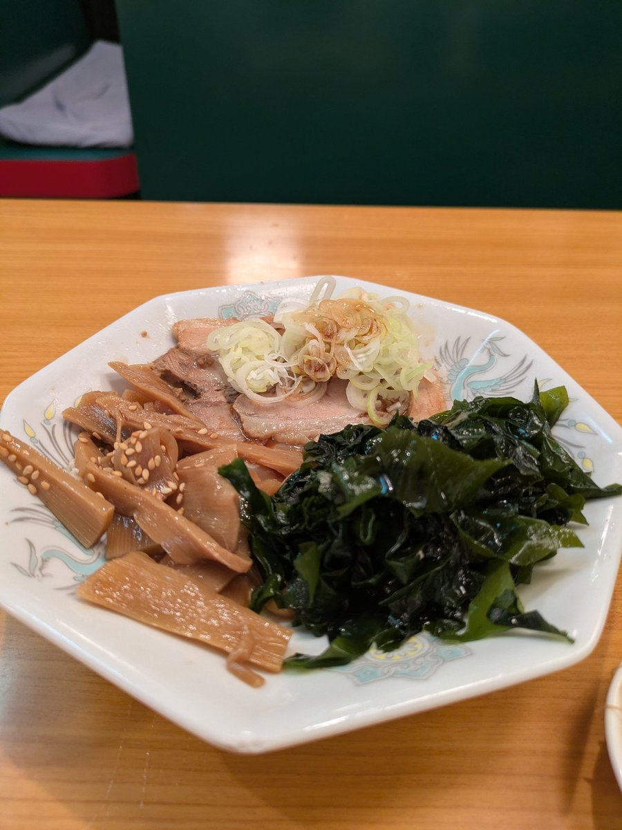 kanmani's tweet photo. もはや、春日部で一番通ってる飲み屋と言っても過言ではない。おなかの友達萬来。

呑んた後に〆のラーメンを食べるなら、ラーメン屋で呑めばいいじゃないか。

ツマミも美味しいし。お酒も安いし。 https://t.co/ABKdsN8HGf