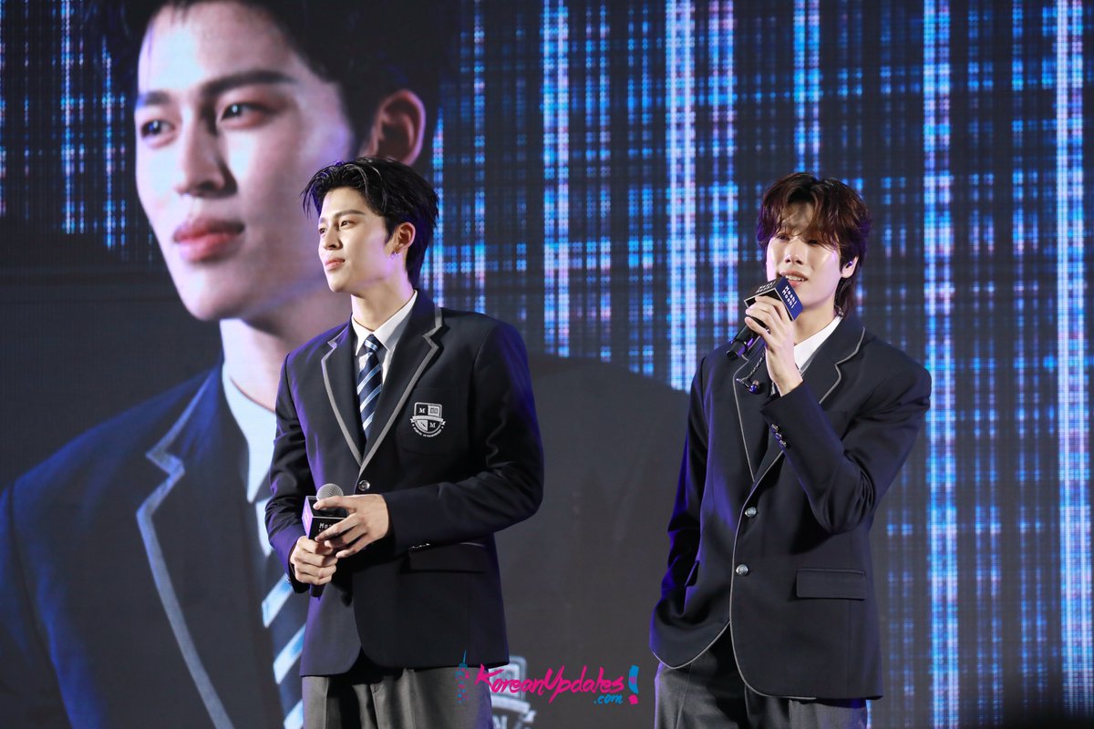KoreanUpdates's tweet photo. [Photos] Pond Naravit &amp; Phuwin Tangsakyuen at Moshi Moshi School of Friendship Special Event at Mega Bangna. 

PPP FAMILY MOSHI MOSHI

#MoshiMoshiSchoolofFriendship
#MoshiMoshixPondPhuwin
#WriteOurFirstLoveStory
#FriendofMoshiMoshi
#MoshiMoshi
#โมชิโมชิ
#PondPhuwin
#폰푸 https://t.co/fijNz3QsNP