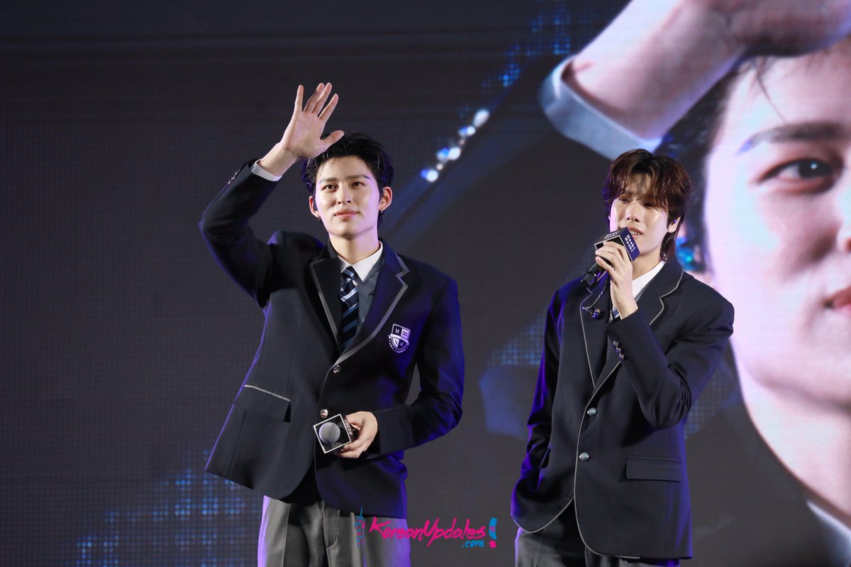 KoreanUpdates's tweet photo. [Photos] Pond Naravit &amp; Phuwin Tangsakyuen at Moshi Moshi School of Friendship Special Event at Mega Bangna. 

PPP FAMILY MOSHI MOSHI

#MoshiMoshiSchoolofFriendship
#MoshiMoshixPondPhuwin
#WriteOurFirstLoveStory
#FriendofMoshiMoshi
#MoshiMoshi
#โมชิโมชิ
#PondPhuwin
#폰푸 https://t.co/fijNz3QsNP