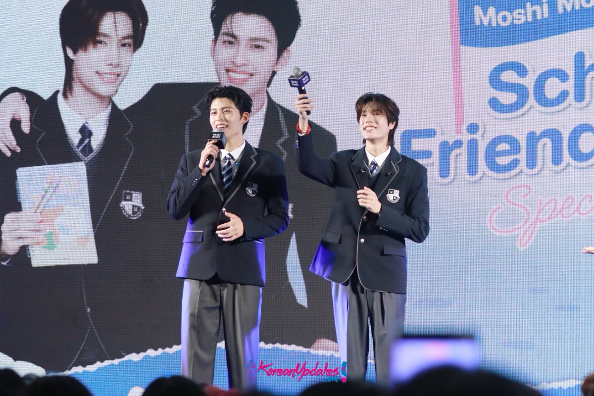 KoreanUpdates's tweet photo. [Photos] Pond Naravit &amp; Phuwin Tangsakyuen at Moshi Moshi School of Friendship Special Event at Mega Bangna. 

PPP FAMILY MOSHI MOSHI

#MoshiMoshiSchoolofFriendship
#MoshiMoshixPondPhuwin
#WriteOurFirstLoveStory
#FriendofMoshiMoshi
#MoshiMoshi
#โมชิโมชิ
#PondPhuwin
#폰푸 https://t.co/fijNz3QsNP