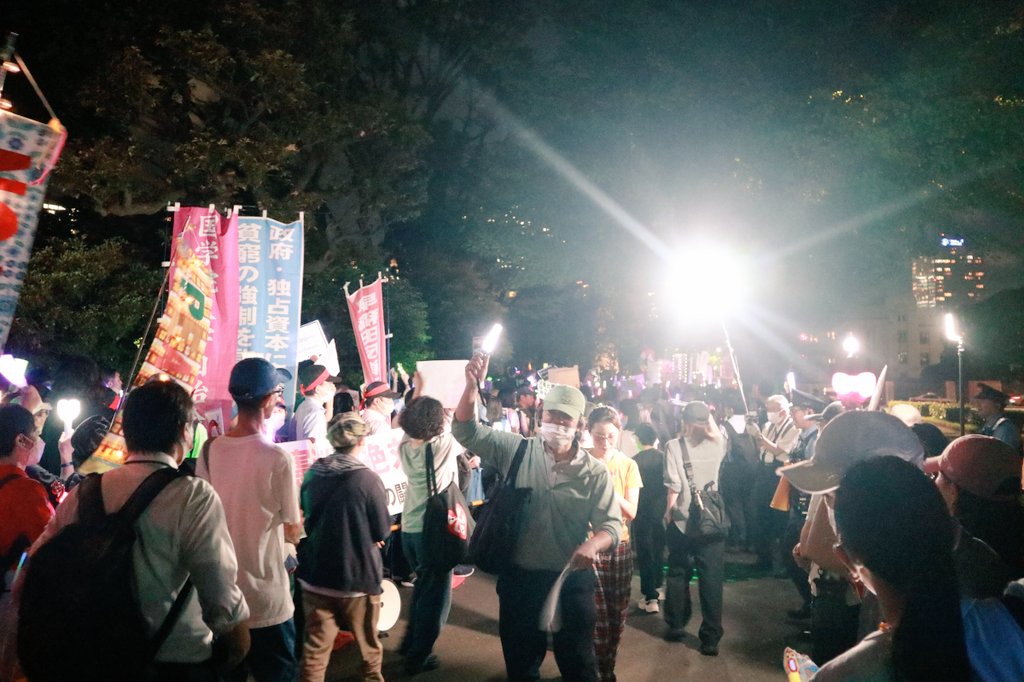 iso_zin_'s tweet photo. いろんな場所から。向かいの歩道を埋め尽くす光に勇気出る。
#めちゃくちゃな政治に抗議0710 https://t.co/eEo9KzLZm9