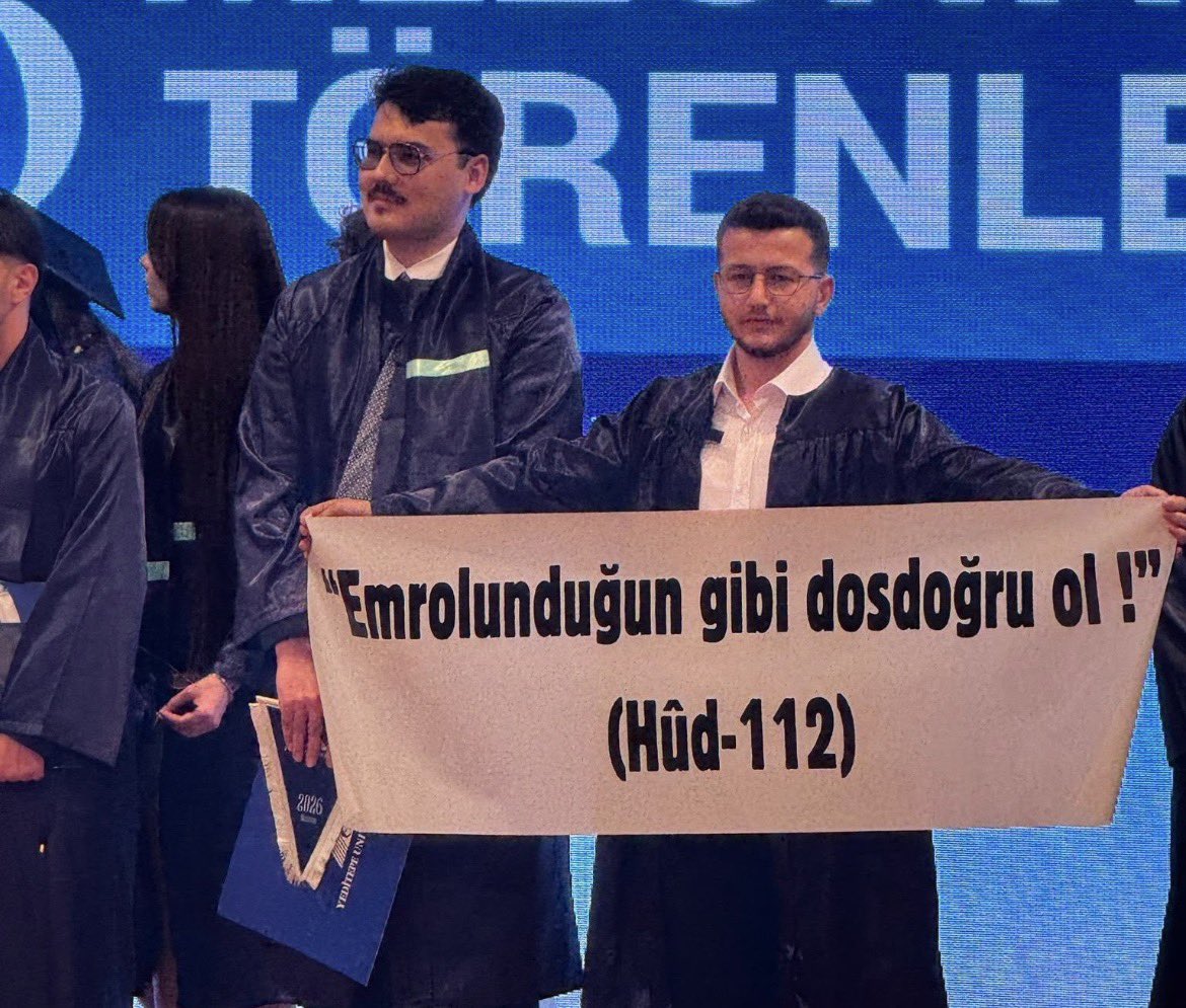 Humyrakorkmazz's tweet photo. Mübarek Peygaberimiz , yüce Allah’ın  Hud suresi 112. ayetinde “Emrolunduğun gibi dosdoğru ol” hitabının dehşetini ve etkisini öyle  derinden hissetmiş ki bunun üzerine “ Hud suresi saçımı ağarttı ” buyurmuştu.

Seni Yok Sayacaklar, Ancak Sen Daha Çok Varolacaksın... #Hudsuresi https://t.co/2yiTPGPOrs