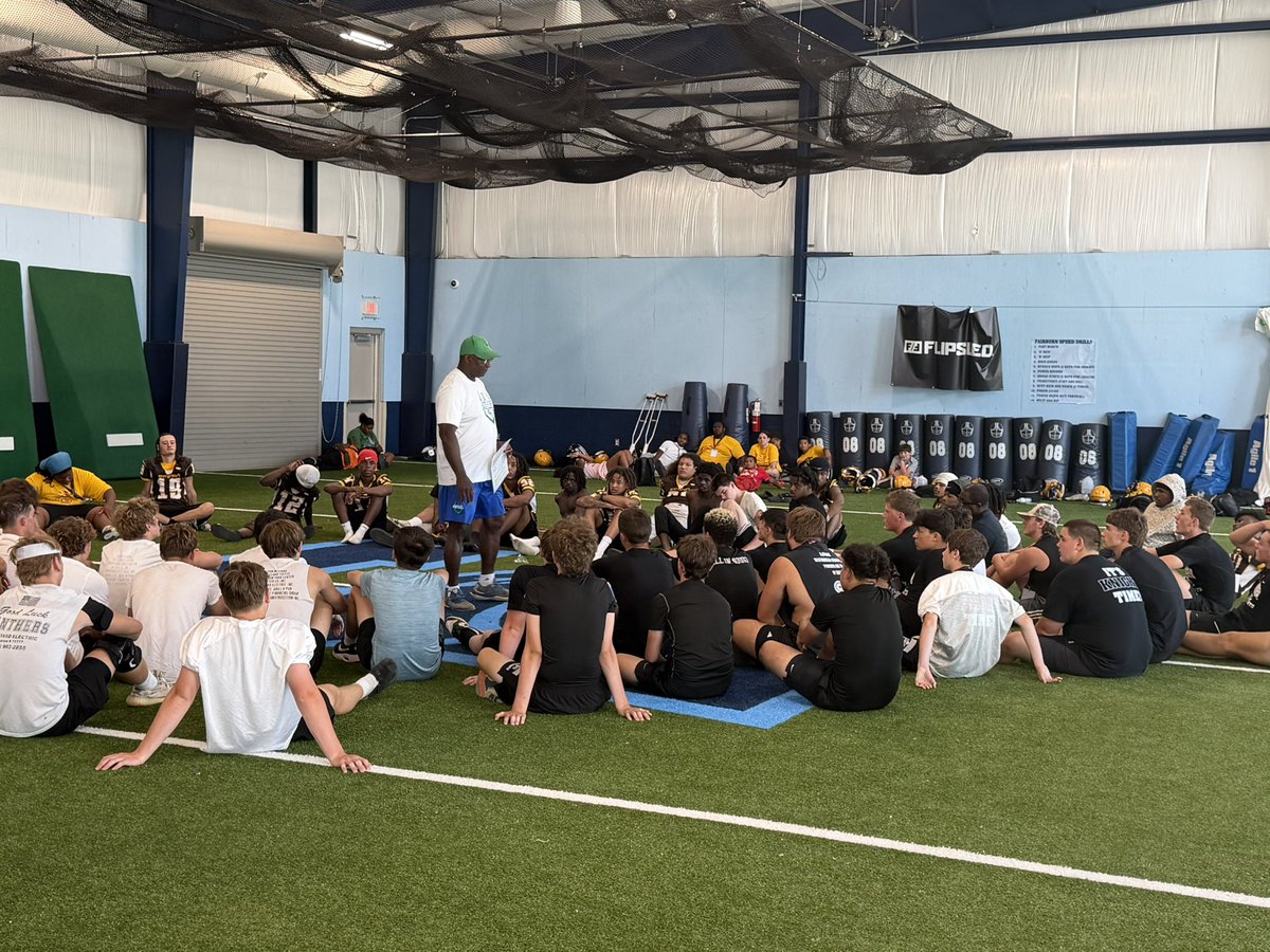 FootballTCN's tweet photo. After the @MVFCAtweets 7v7 teams got a chance to know each other and listen to Coach Eric Gillespie talk community and leadership. https://t.co/VpBnNLnO4o