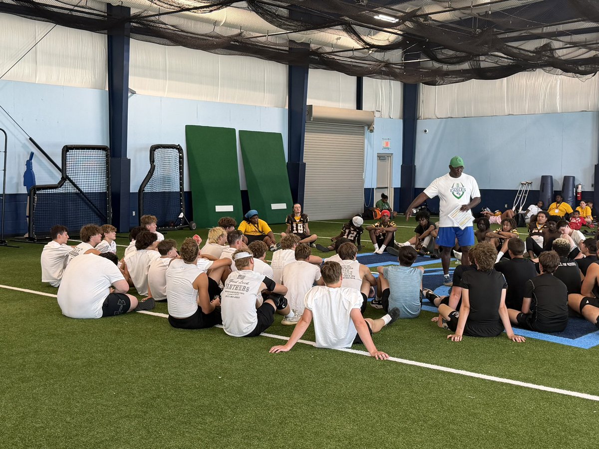 FootballTCN's tweet photo. After the @MVFCAtweets 7v7 teams got a chance to know each other and listen to Coach Eric Gillespie talk community and leadership. https://t.co/VpBnNLnO4o