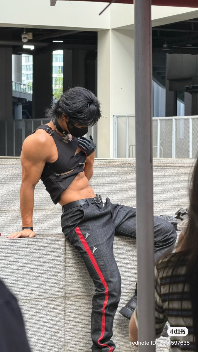 Diamondsteel69's tweet photo. I know we don't like them and we're not supposed to fuck with sw but HOLY FUCK. First time in my life where the coser is better than the character itself... I'm folding someone help me! https://t.co/cDBmqLOVnb
