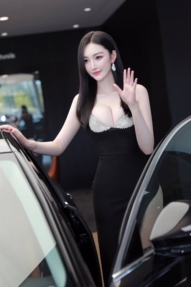 amikoo23's tweet photo. 深圳第一长腿极品车模，适合恋足癖，肤若凝脂
重点！！！脚好看

年龄/Age 01年

身高/Height 180cm

胸围/Bust 75F真胸

🔝.零整容，全国最优美曲线冠军，参演过很多著名影视作品：《卷帘神将》《我的美丽王国》等。国际美丽小姐大赛季军。4月 ，在广州车展被各媒体誉为“新一代车模女神”。拍摄《VIVI昕薇》《瑞丽》《地铁风尚》杂志等。
