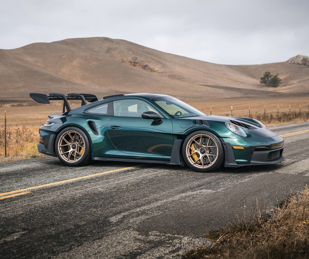 PorscheCIub's tweet photo. Paint-to-Sample Jet Green 992 GT3 RS https://t.co/iOTG0GVeCE