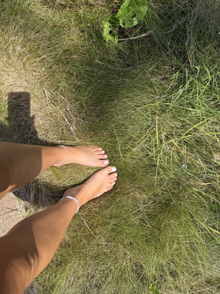 Staceynxwe's tweet photo. Nothing beats sunshine and fresh grass between your toes. 🌞👣 https://t.co/pdJdz6kqjd