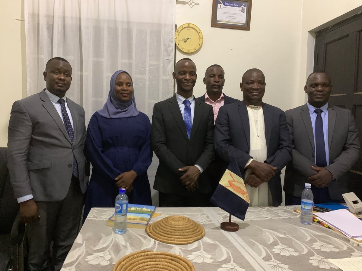 BugandaYouthC's tweet photo. Ssentebe w'abavubuka mu Buganda Munnamateeka Derrick Kavuma alambudde obukulembeze bw'Abavubuka mu Ggombolola ya Ssaabaddu Kira. Ssentebe akubiriza Abavubuka bulijjo okutuukiriza obuvunanyizibwa bw'abwe mu buweereza. Abasabye bulijjo okunywerera ku Kabaka. @Bagandatweepsss https://t.co/pvMDUhU0q6