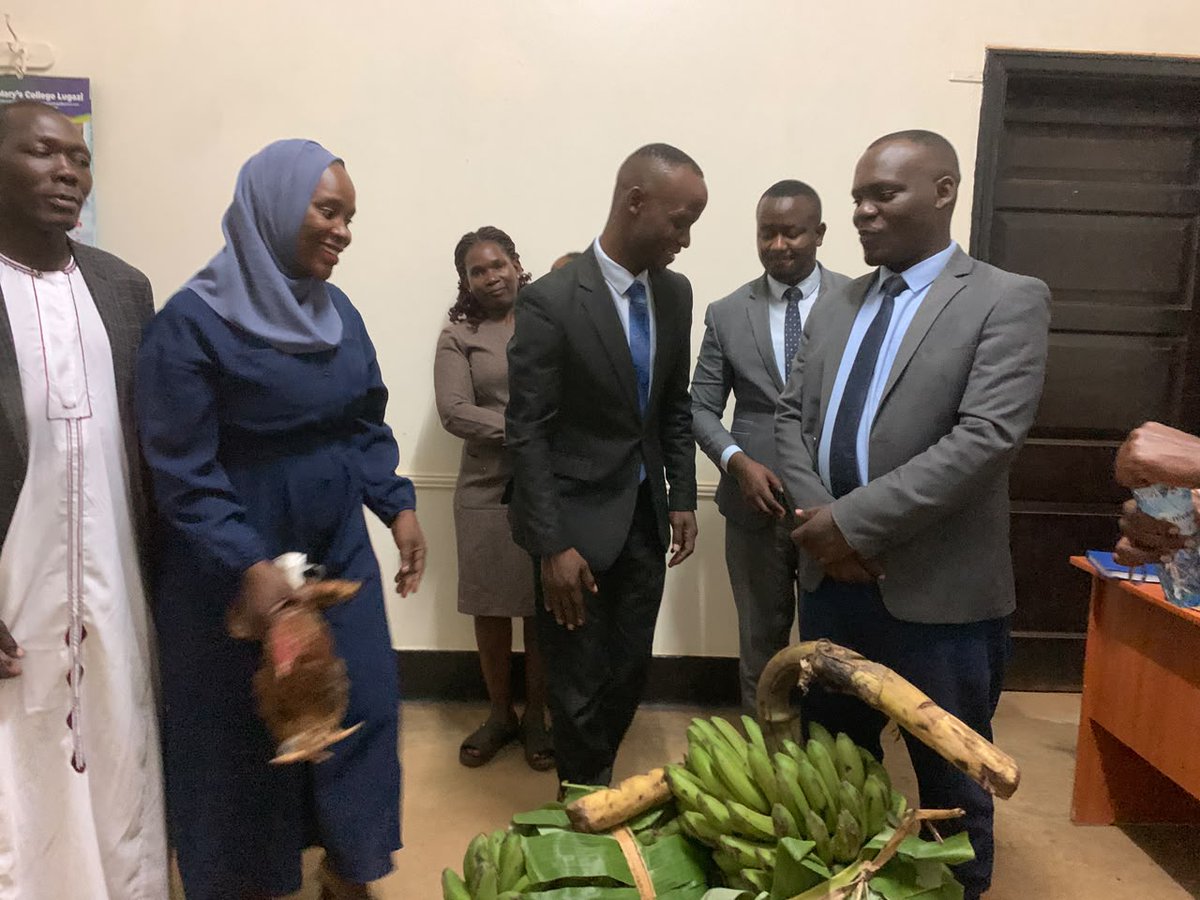 BugandaYouthC's tweet photo. Ssentebe w'abavubuka mu Buganda Munnamateeka Derrick Kavuma alambudde obukulembeze bw'Abavubuka mu Ggombolola ya Ssaabaddu Kira. Ssentebe akubiriza Abavubuka bulijjo okutuukiriza obuvunanyizibwa bw'abwe mu buweereza. Abasabye bulijjo okunywerera ku Kabaka. @Bagandatweepsss https://t.co/pvMDUhU0q6