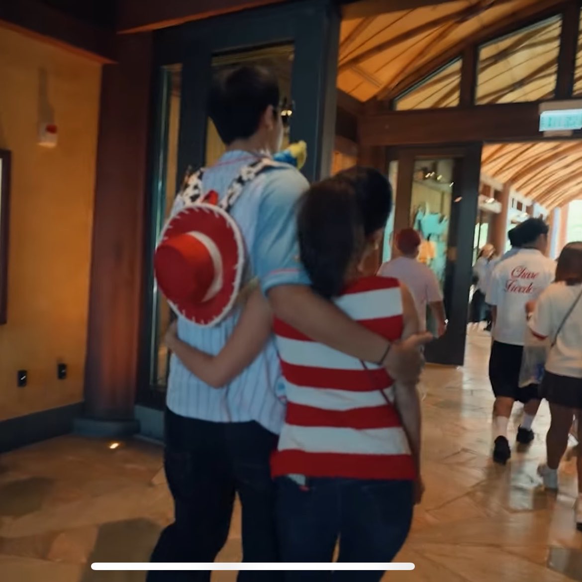 donbelle_solace's tweet photo. clingyyy, loversss! 🥹🙌

now yk why you can’t convince me to believe that they are just co actors or friends? cuz what the heck is this 😭😭 THIS IS NOT A FRIEND THING TO ME #DonBelle https://t.co/HziRmI34ki