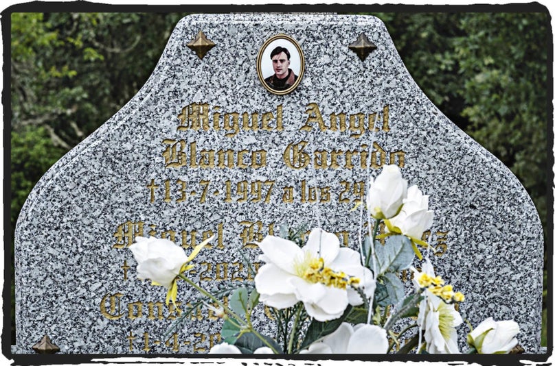 exabertzale's tweet photo. Este verano recomiendo que quién pueda se escape a Orense, al pequeño pueblo de La Merca
Que vaya al cementerio, que vea recuerdos a aquel chaval vizcaíno torturado y asesinado por aberzales, que no dejaron ni enterrar aquí.
Y no tengan ningún miedo a llorar.
#miguelangelblanco https://t.co/b2YBaPGbDp